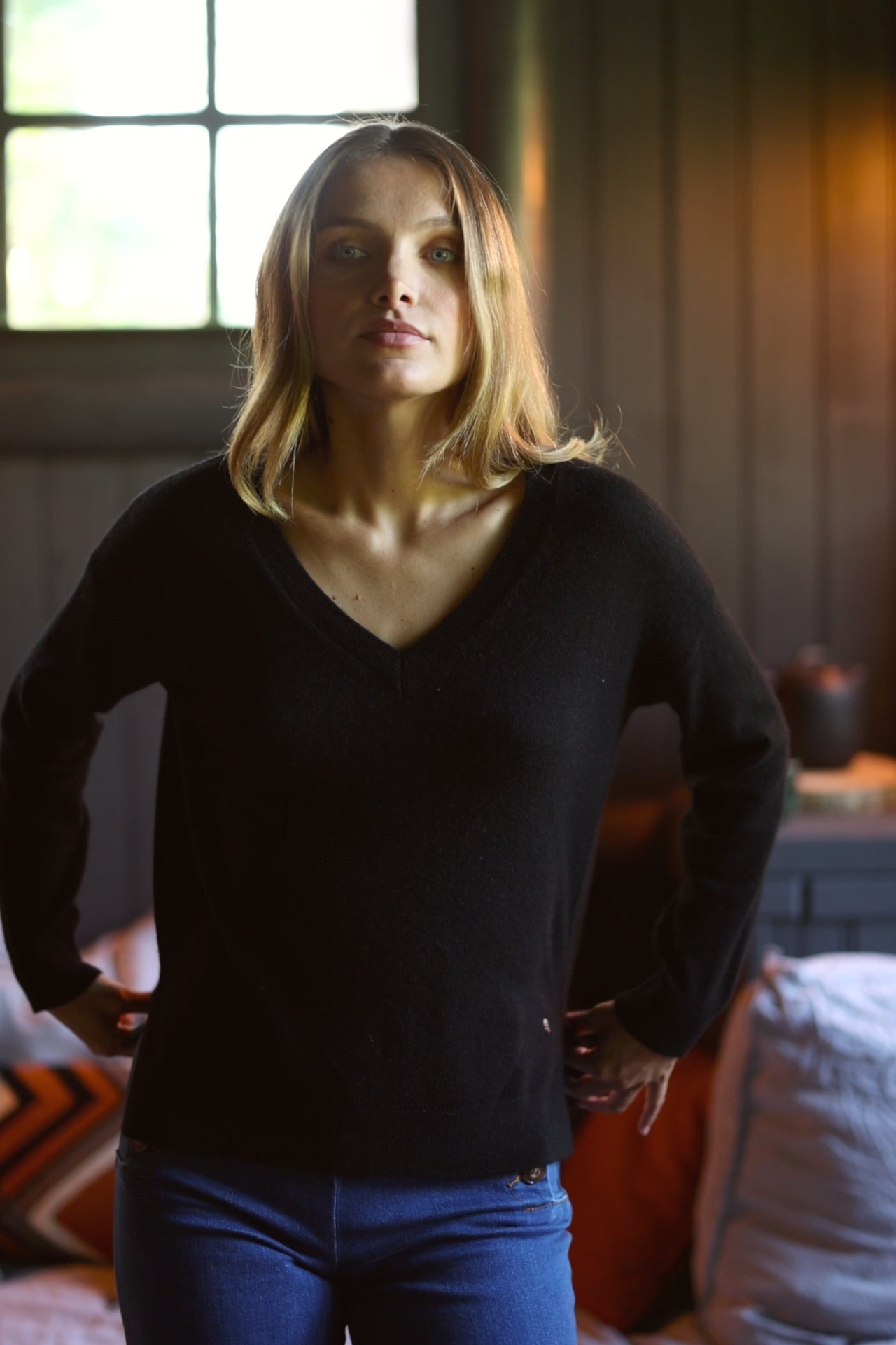 Black v-neck pullover -Melya